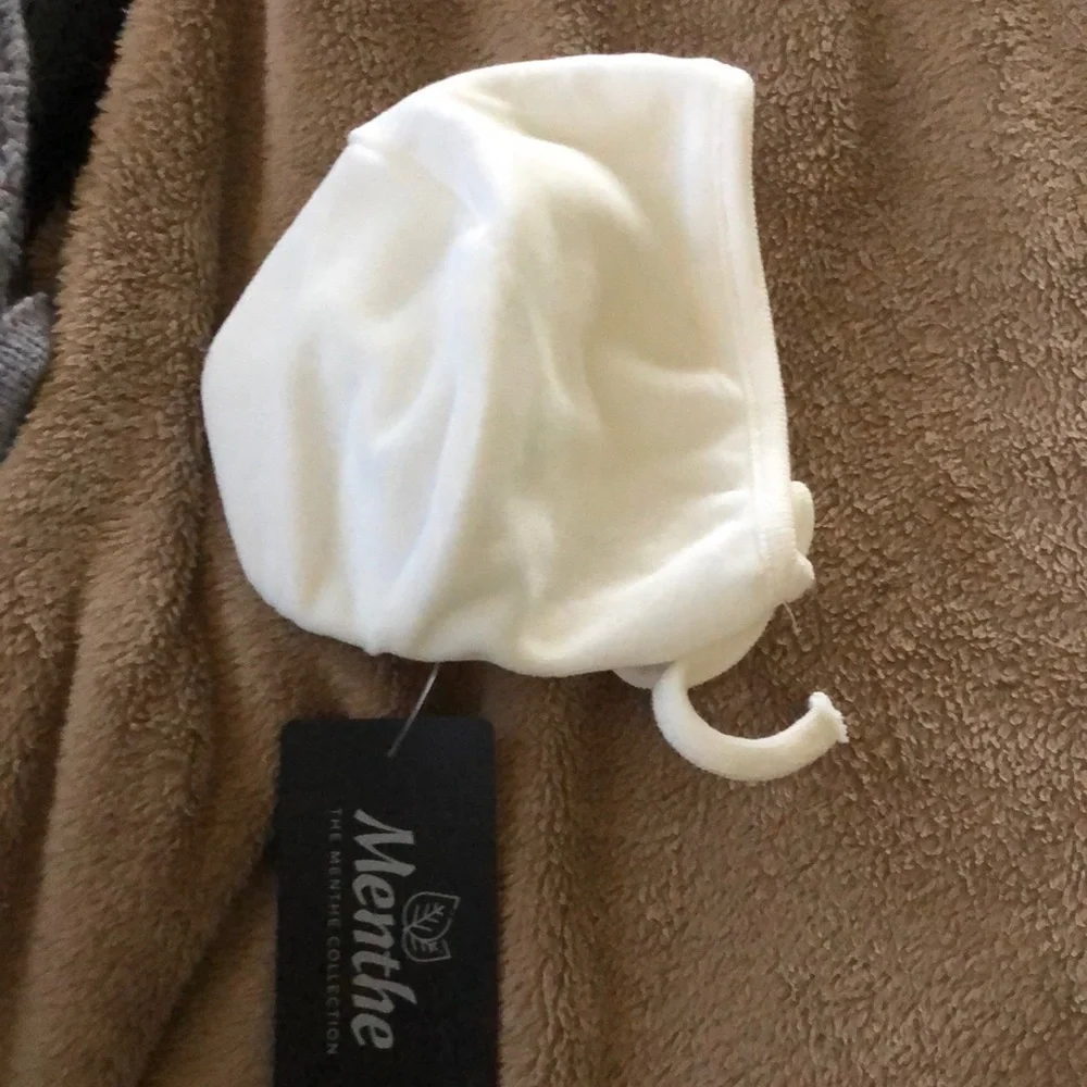 The Menthe Collection off-white velour baby bonnet NWT